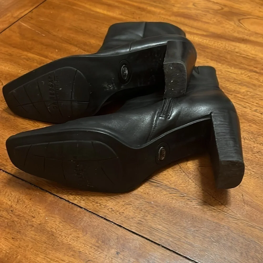 CARESSA Women’s Black Low Bootie size 8 & 1/2 M. 3 inch heel